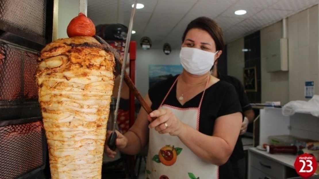 Türkmen gelin, Elazığ'da döner kesip köfte yapıyor