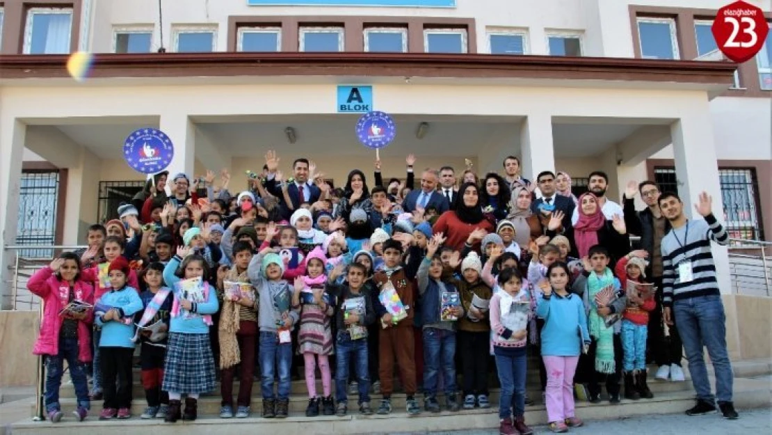 Üniversitelilerden, İlkokul Öğrencilerine Kırtasiye ve Kıyafet Desteği