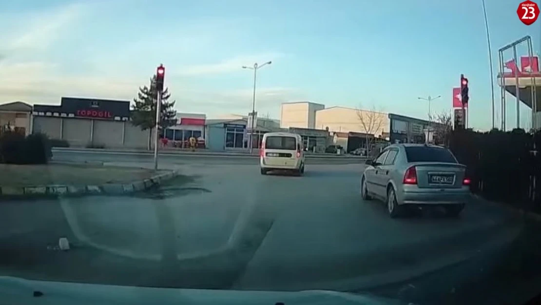 Elazığ'da Trafik İhlali Kamerada! Sürücü Üst Üste Kırmızı Işıkta Geçti