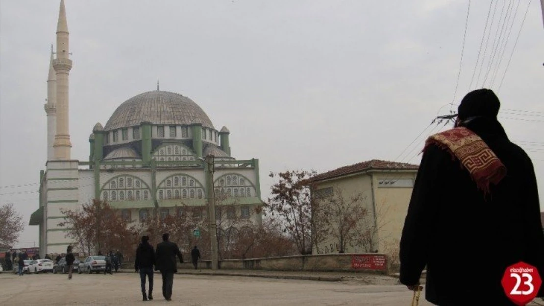 Vaka sayısı yüzde 70 düşen Elazığ'da vatandaşlar Cuma namazı için dışarı çıktı