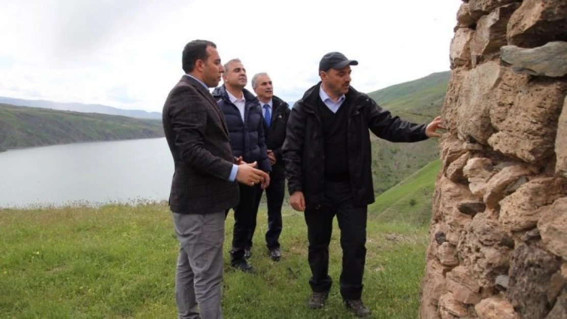 Vali Kaldırım, Dikkatleri Çeken Tarihi Kümbeti İnceledi