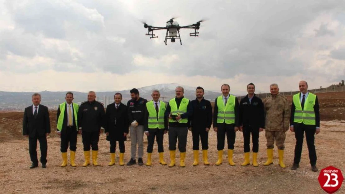 Vali Ömer Toraman, lavanta bahçesini dron ile ilaçladı