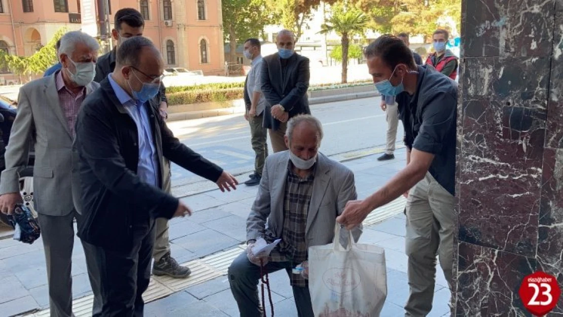 Validen gönüllere dokunan hareket, hepsini satın aldı evine gönderdi