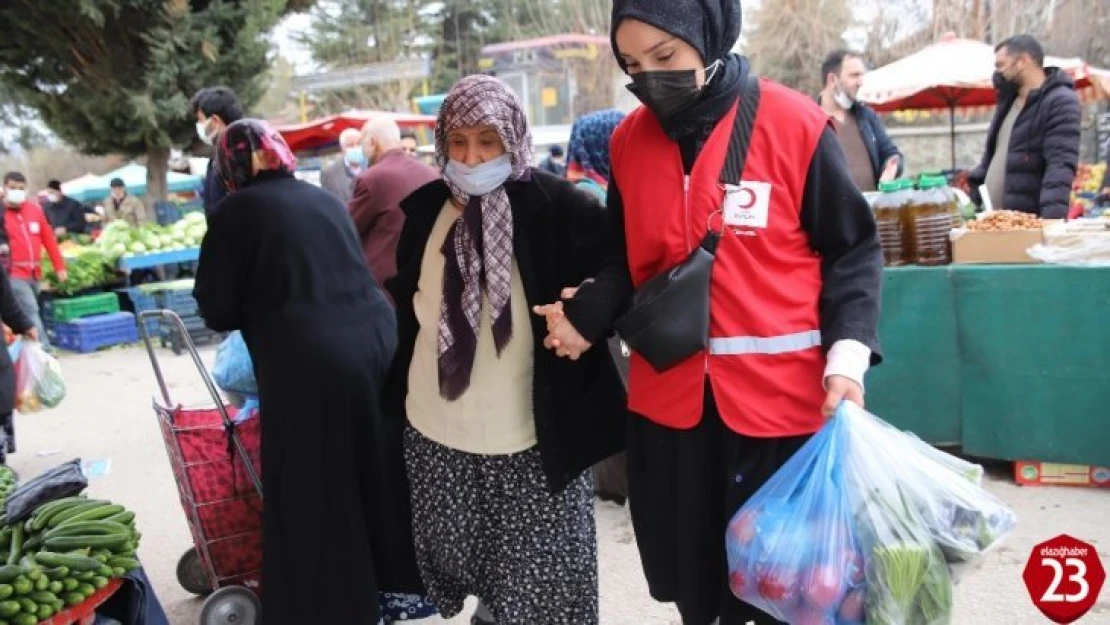 Vefalı gençler, pazara gitti yaşlılara yardım etti