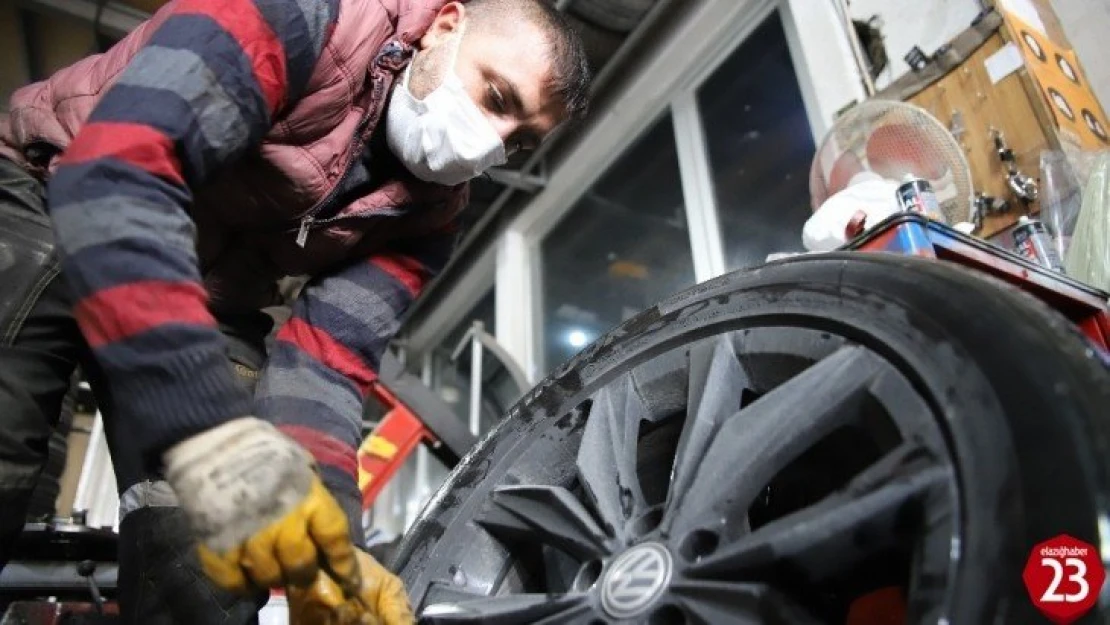 Yağış geldi, yasak başlamadan oto lastikçilerde yoğunluk başladı