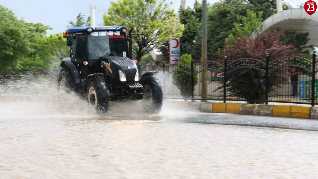 Yağmur alt geçidi suyla doldurdu, sürücüler güçlük çekti