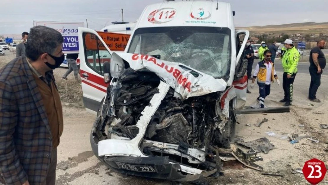 Yaralıları taşıyan ambulans, beton mikserine çaptı: 3'ü sağlıkçı 5 yaralı