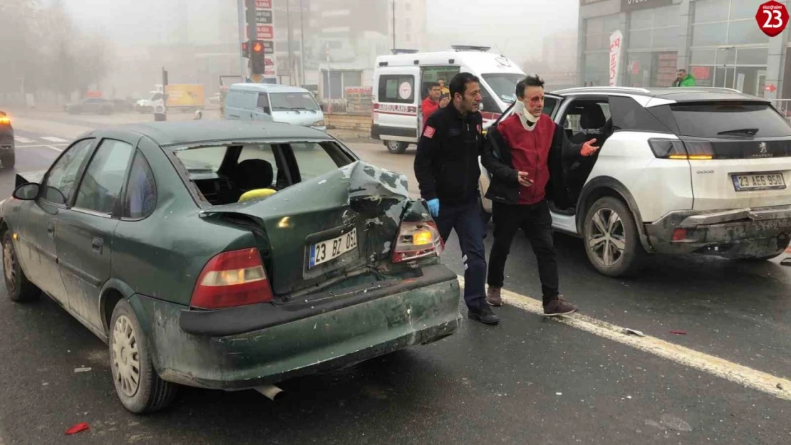 Elazığ'da Yoğun Sis ve Gizli Buzlanma Kazaya Neden Oldu: 6 Araç Çarpıştı, 3 Yaralı