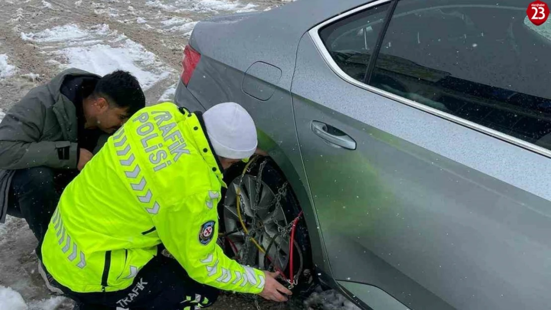 Elazığ'da Kar Yağışı Nedeniyle Mahsur Kalan Araçlar, Polis Ekipleri Tarafından Kurtarıldı