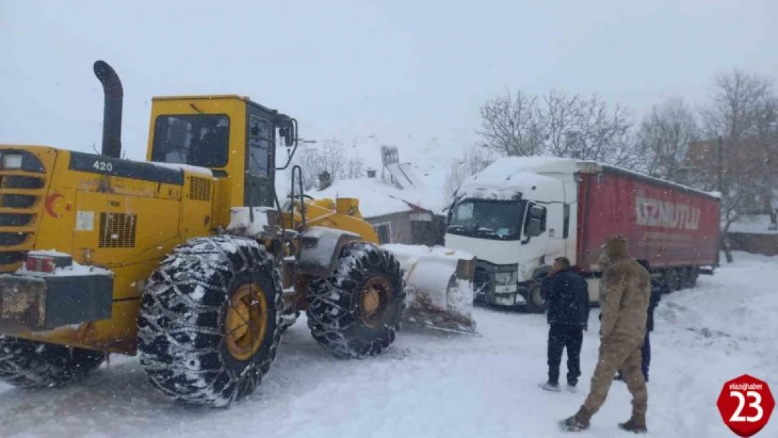 Yolda kalan tırın yardımına ekipler yetişti