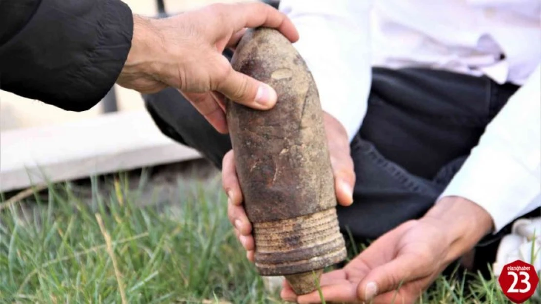 Harput'ta Yolda Yürürken Ayaklarına Takılan Cismi Ne Olduğunu Araştırıyorlar