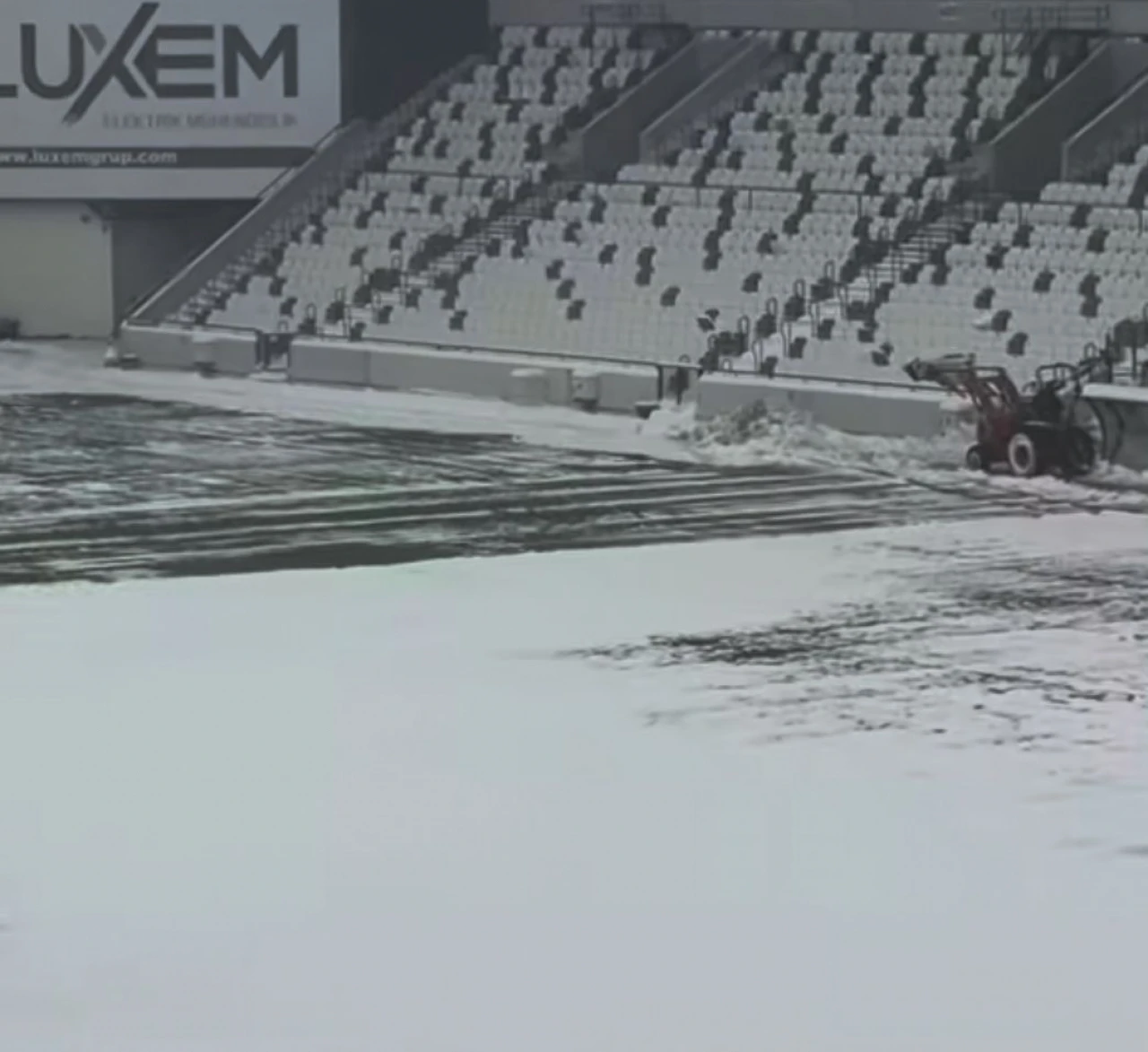 Elazığspor Maçı İçin Gece Mesaisi: Zemin Maça Hazırlandı