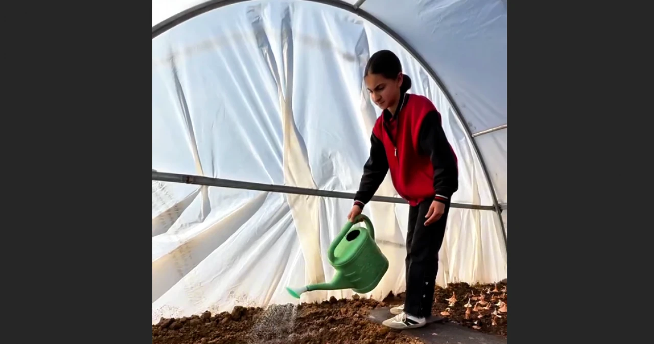 Arıcak'ta 'Minik Eller Toprakla Buluştu' Projesi: Okul Bahçesi Eğitim Serasına Dönüştü