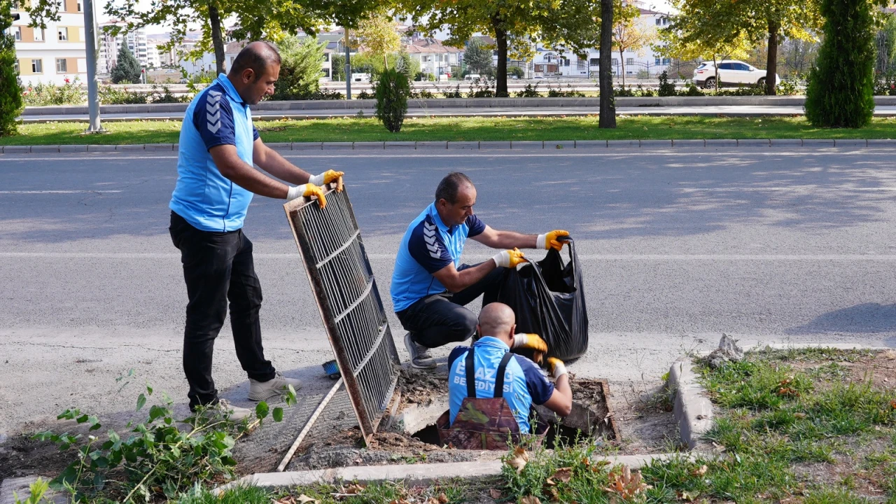 Elazığ Belediyesi'nden Kış Öncesi Yoğun Yağmur Suyu Izgara Temizliği