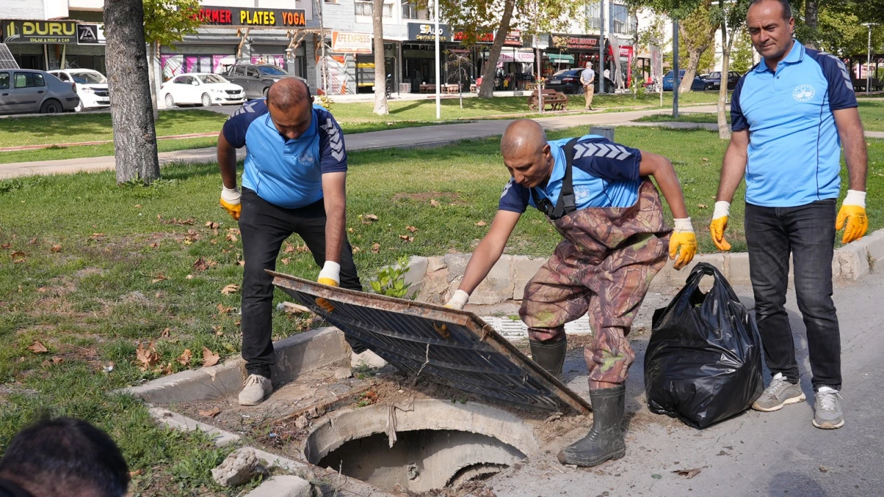 Elazığ Belediyesi'nden Kış Öncesi Yoğun Yağmur Suyu Izgara Temizliği