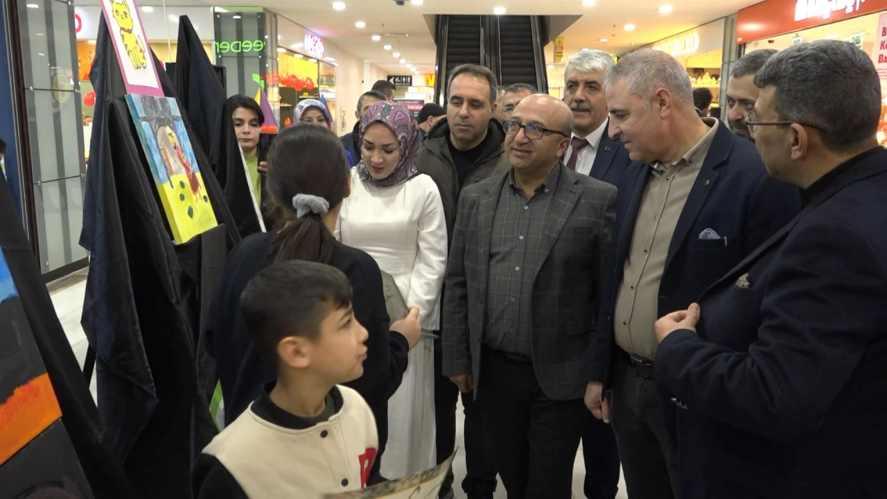 Elazığ'da Minik Ressamların Büyük Sergisi: 'Geleceğin Sanatçılarının Ellerinden'