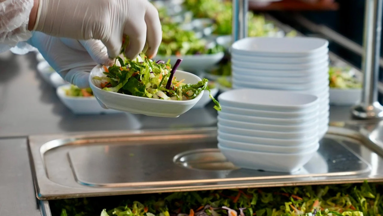 Elazığ Şehir Lokantası Yoğun İlgi Görüyor: 4 Çeşit Yemek 60 TL