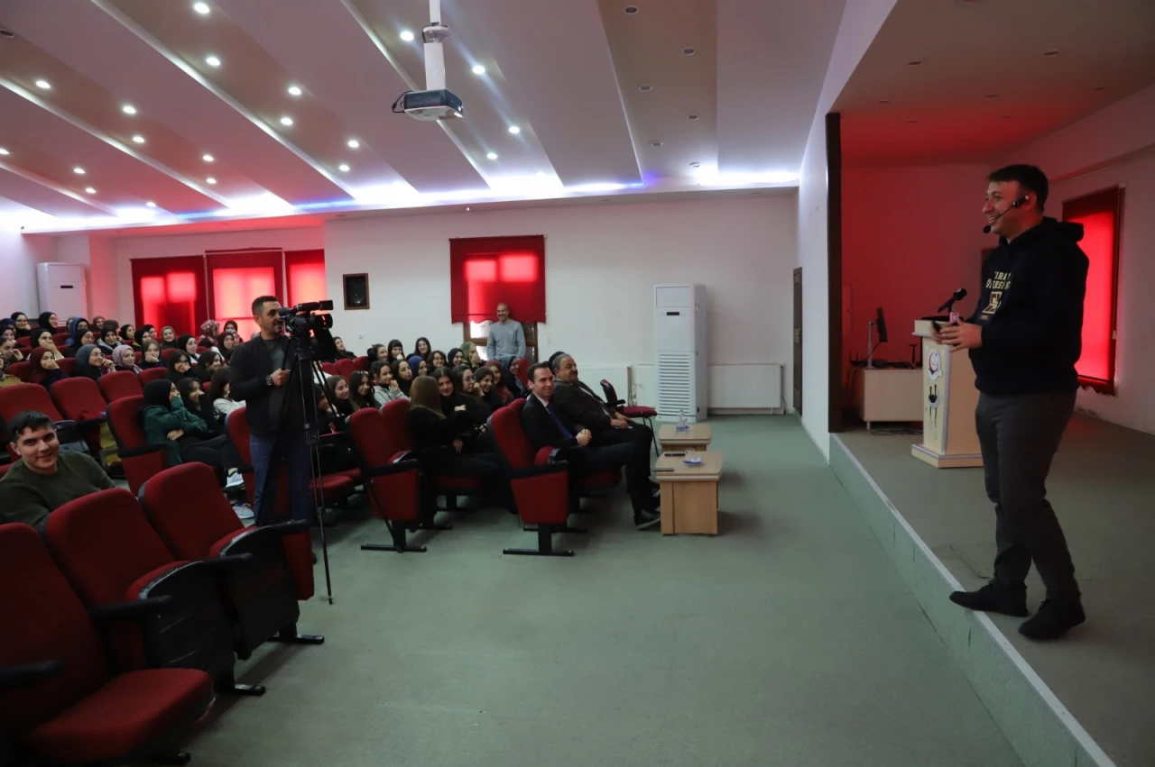 Fırat Üniversitesi'nden 31 Lisede Eş Zamanlı Tanıtım