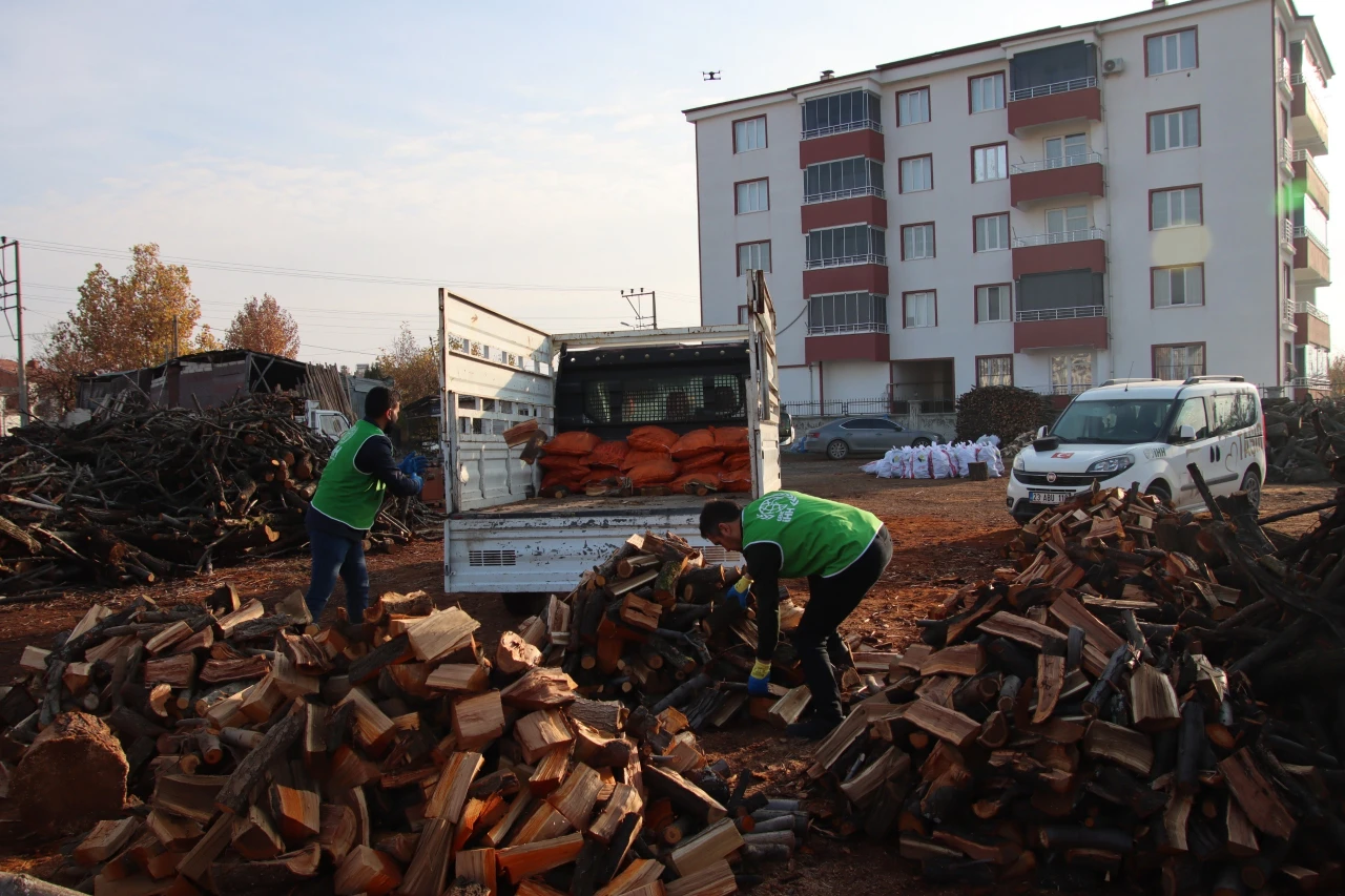Elazığ İHH'dan 300 Aileye Yakacak Yardımı: 150 Ton Odun Dağıtıldı