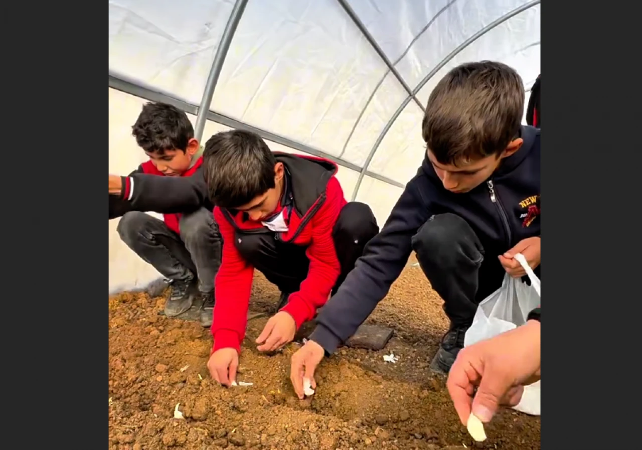 Arıcak'ta 'Minik Eller Toprakla Buluştu' Projesi: Okul Bahçesi Eğitim Serasına Dönüştü