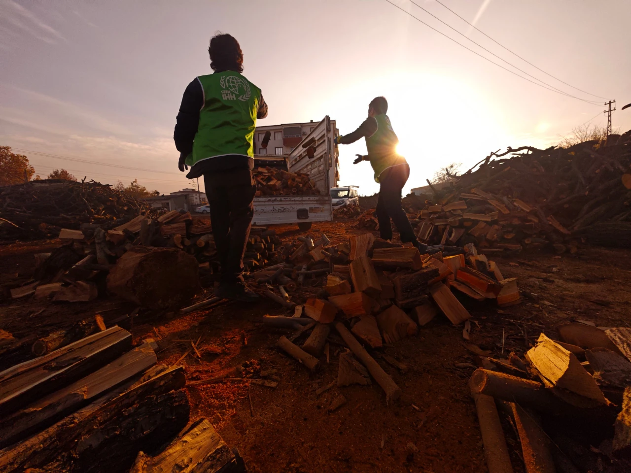 Elazığ İHH'dan 300 Aileye Yakacak Yardımı: 150 Ton Odun Dağıtıldı