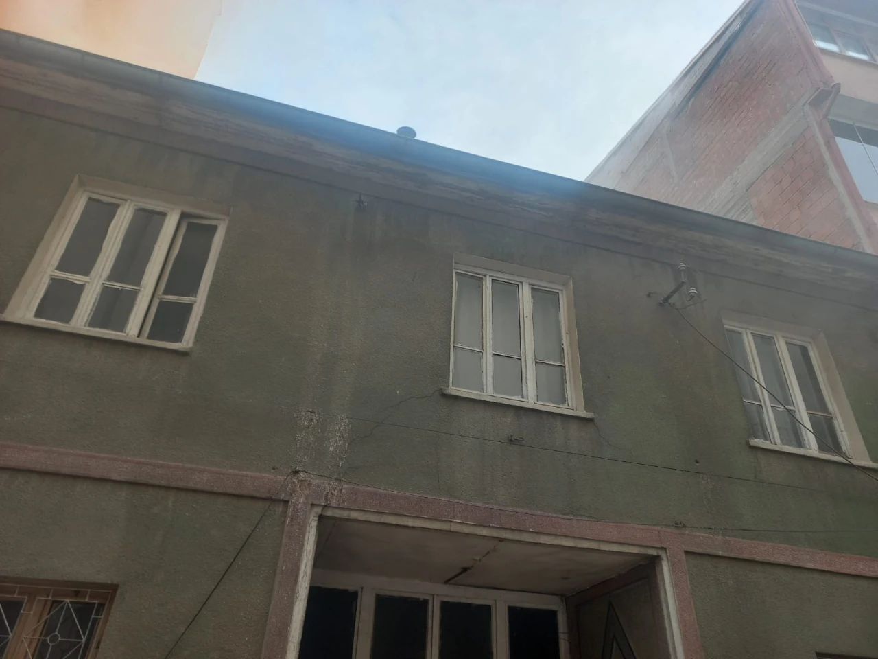 Elazığ'da Metruk Binada Çıkan Yangın Kısa Sürede Söndürüldü