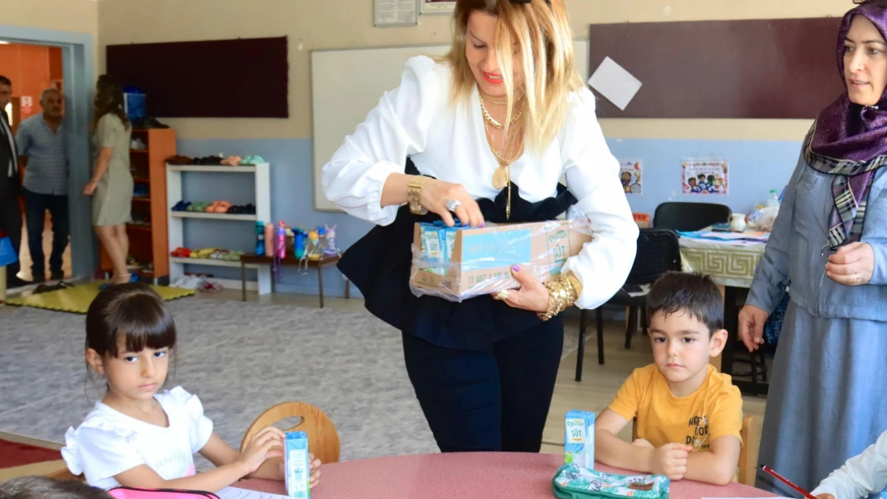 Elazığ Belediyesi'nden Çocuklara Süt Dağıtımı Etkinliği