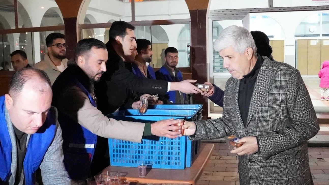 Elazığ Belediyesi'nden Regaip Kandili'nde İkram ve Gönül Birliği