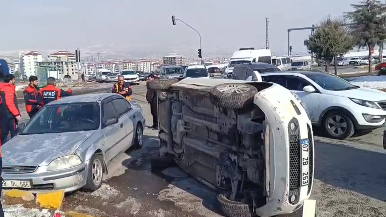 Elazığ'da 112 Kavşağı'nda Kaza: Araç Yan Yattı, 1 Yaralı