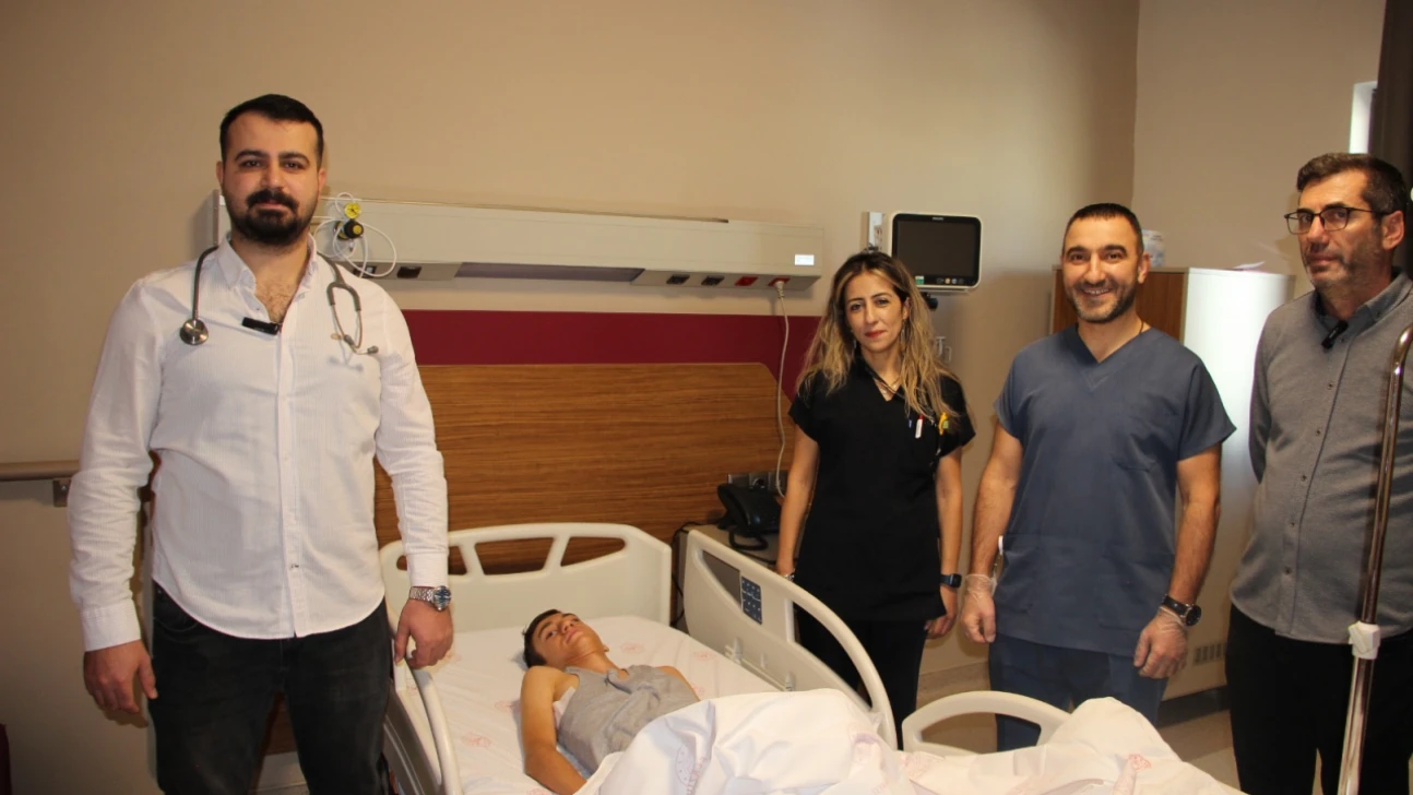 Elazığ'da 14 Yaşındaki Ali Eymen, 'Kunduracı Göğsü' Ameliyatıyla Sağlığına Kavuştu