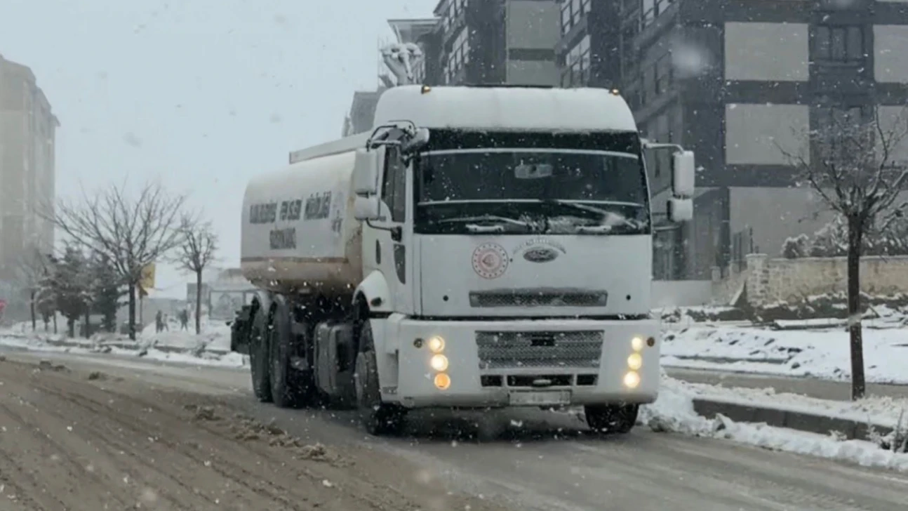 Elazığ'da 140 ton tuzla yollar açıldı: Gece boyu kar mesaisi
