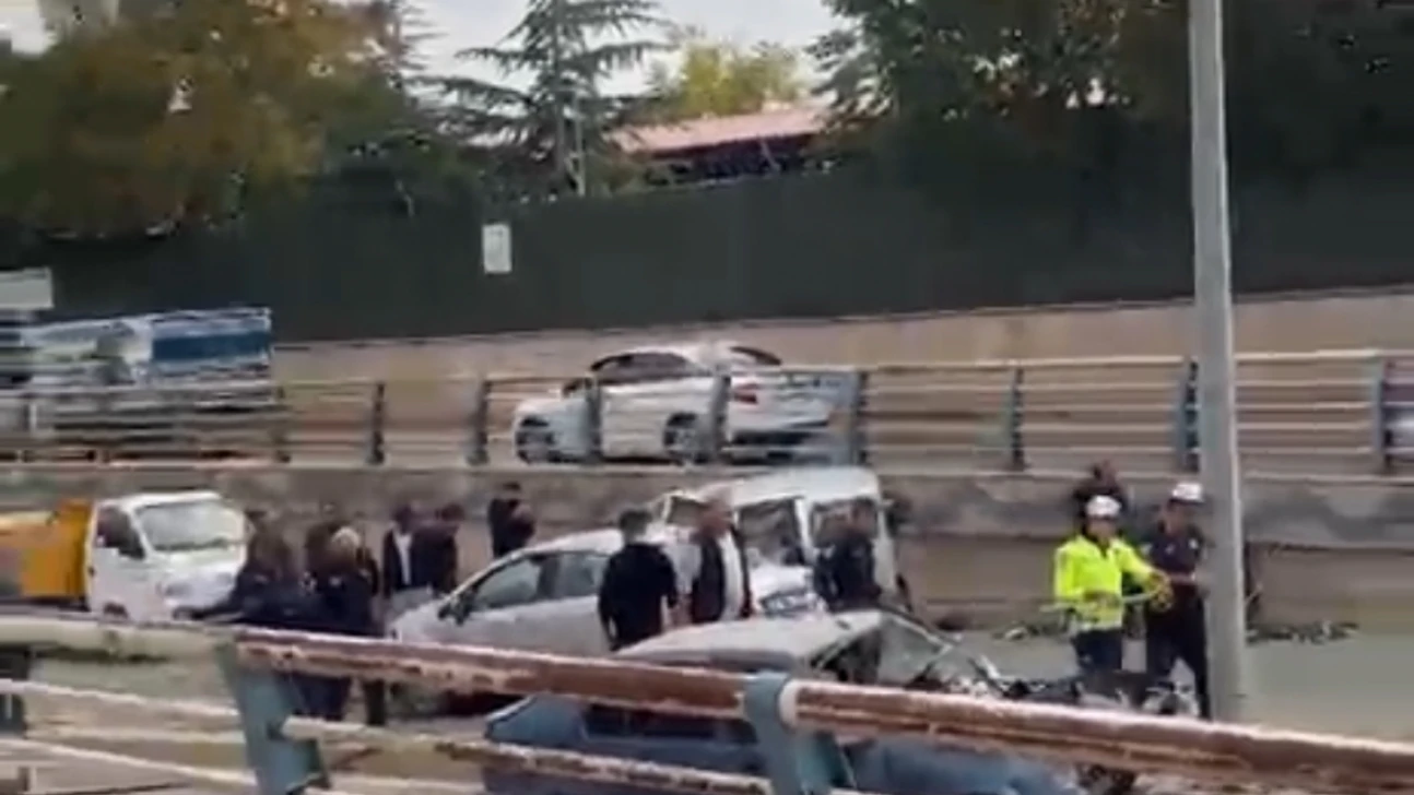 Elazığ'da Alt Geçitte Feci Kaza: Karşı Şeride Geçen Otomobil 3 Aracı Biçti!