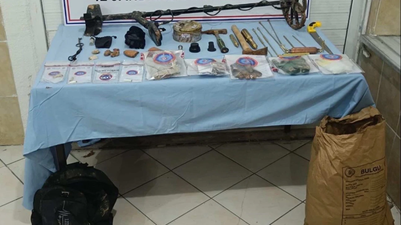 Elazığ'da Kaçak Kazıya Jandarma Baskını: 3 Şüpheli Yakalandı