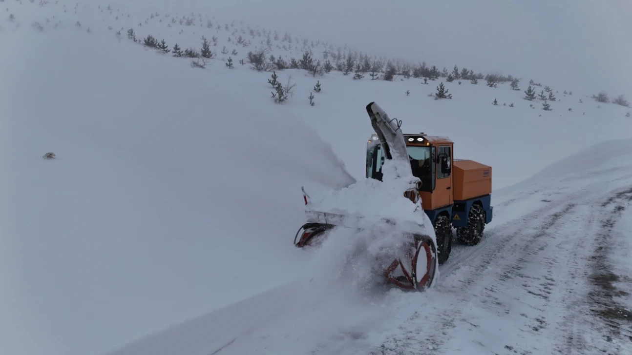 Elazığ'da Karla Mücadele: 298 Köy Yolu Açıldı, 25'inde Çalışma Sürüyor