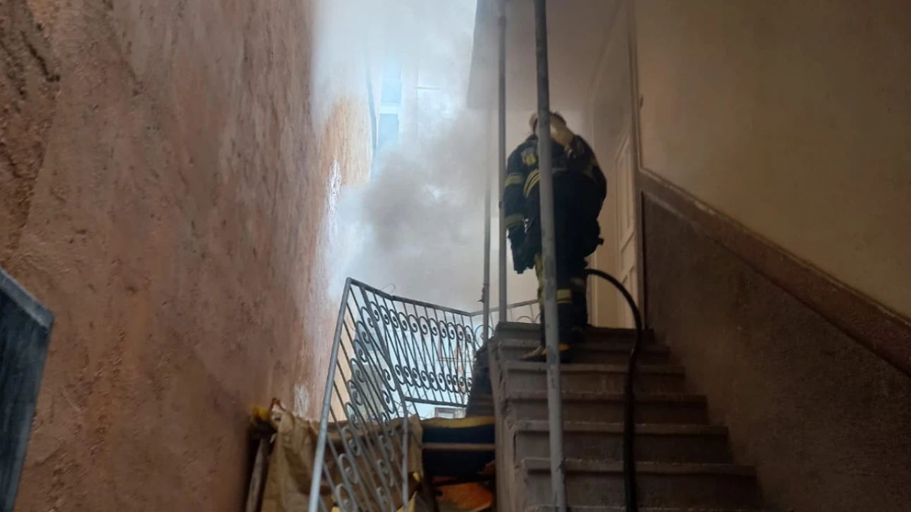 Elazığ'da Metruk Binada Çıkan Yangın Kısa Sürede Söndürüldü