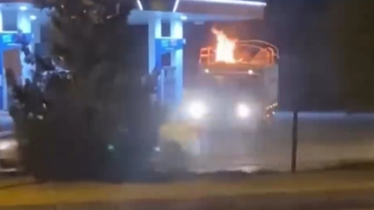 Elazığ'da Seyir Halindeki Pikabın Kasasındaki Kartonlar Alev Aldı