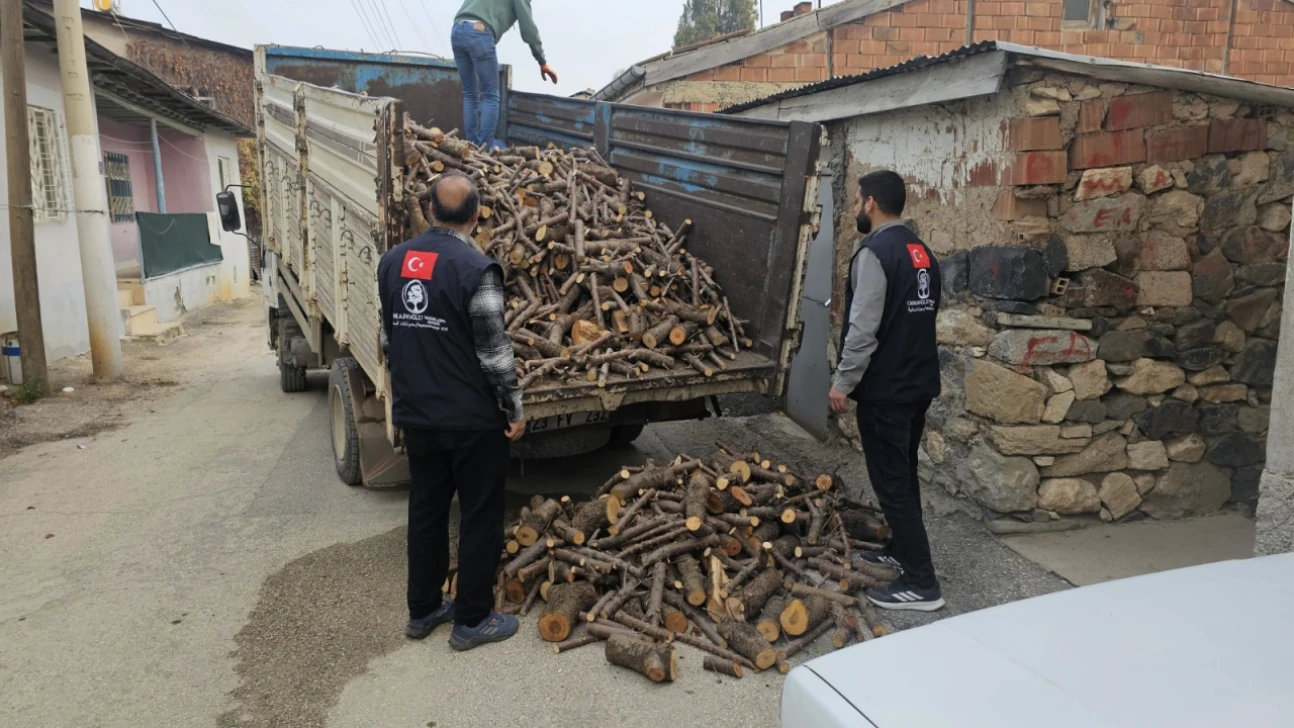 Elazığ'da Yardım Eli Uzandı: Dar Gelirli Ailelere Yakacak Dağıtılıyor
