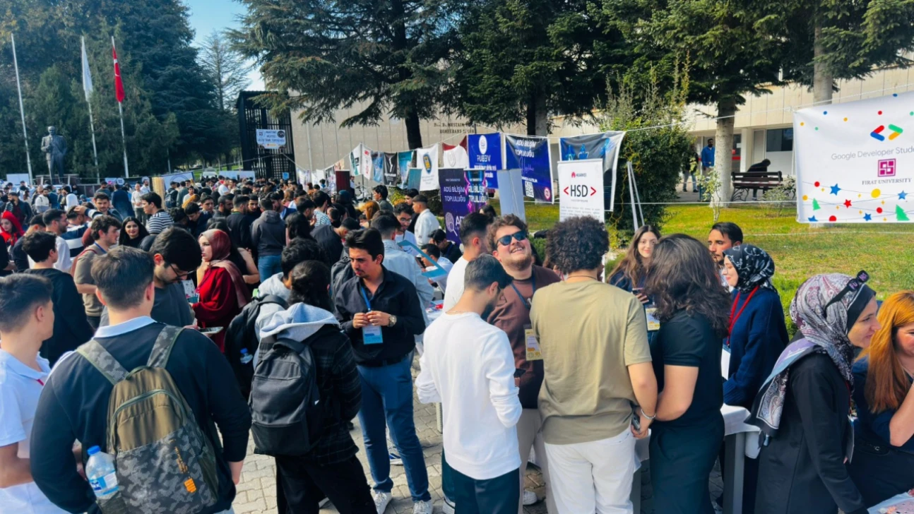 Fırat Üniversitesi'nde Öğrenci Toplulukları Tanıtım Günleri Düzenlendi