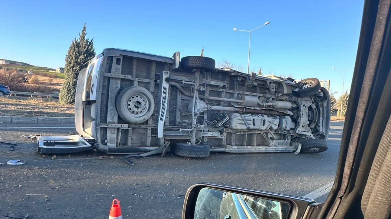 Güneyçevre Yolu Terminal Kavşağı'nda Kaza: Minibüs Devrildi, Yaralılar Var