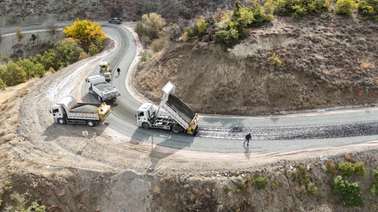 Oymaağaç Köyü Yolu Yenilendi: 3,5 Kilometrelik Sathi Kaplama Çalışması Tamamlandı