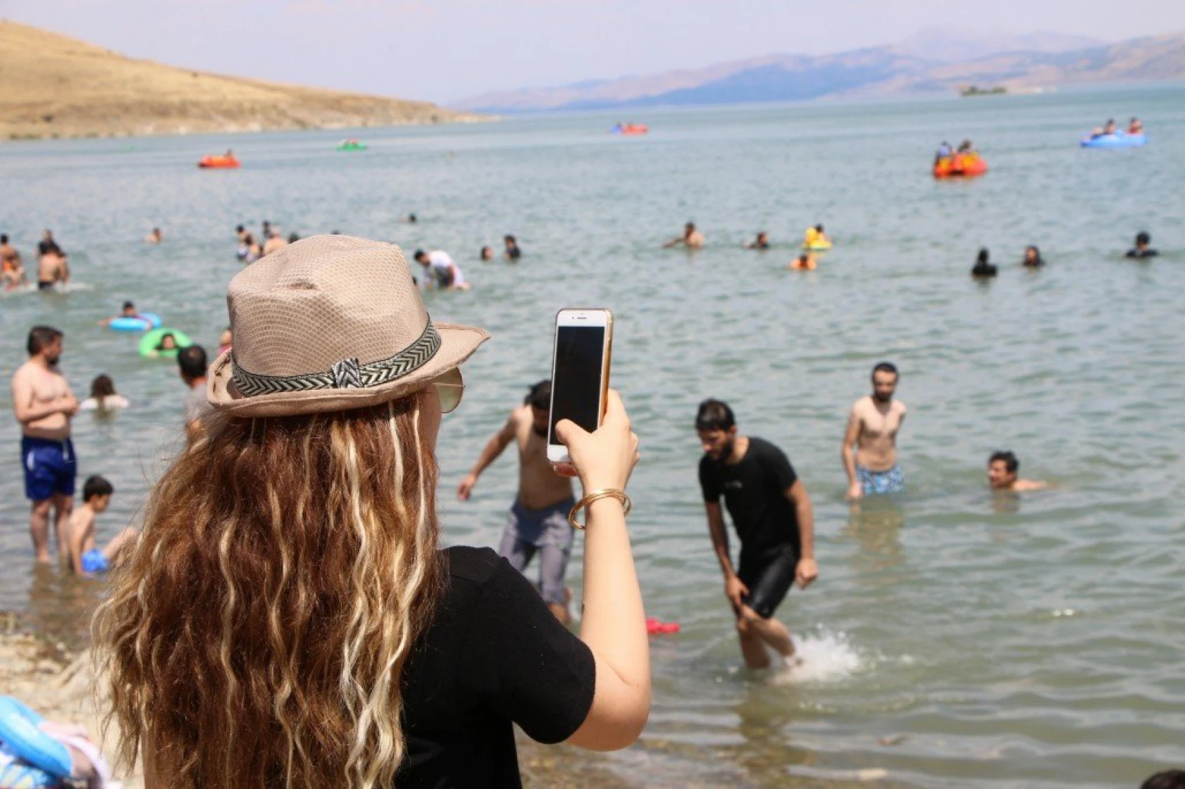 Doğu'nun Gizli Denizi Sivrice Hazar Gölü Tatilcilerin Akınına Uğradı