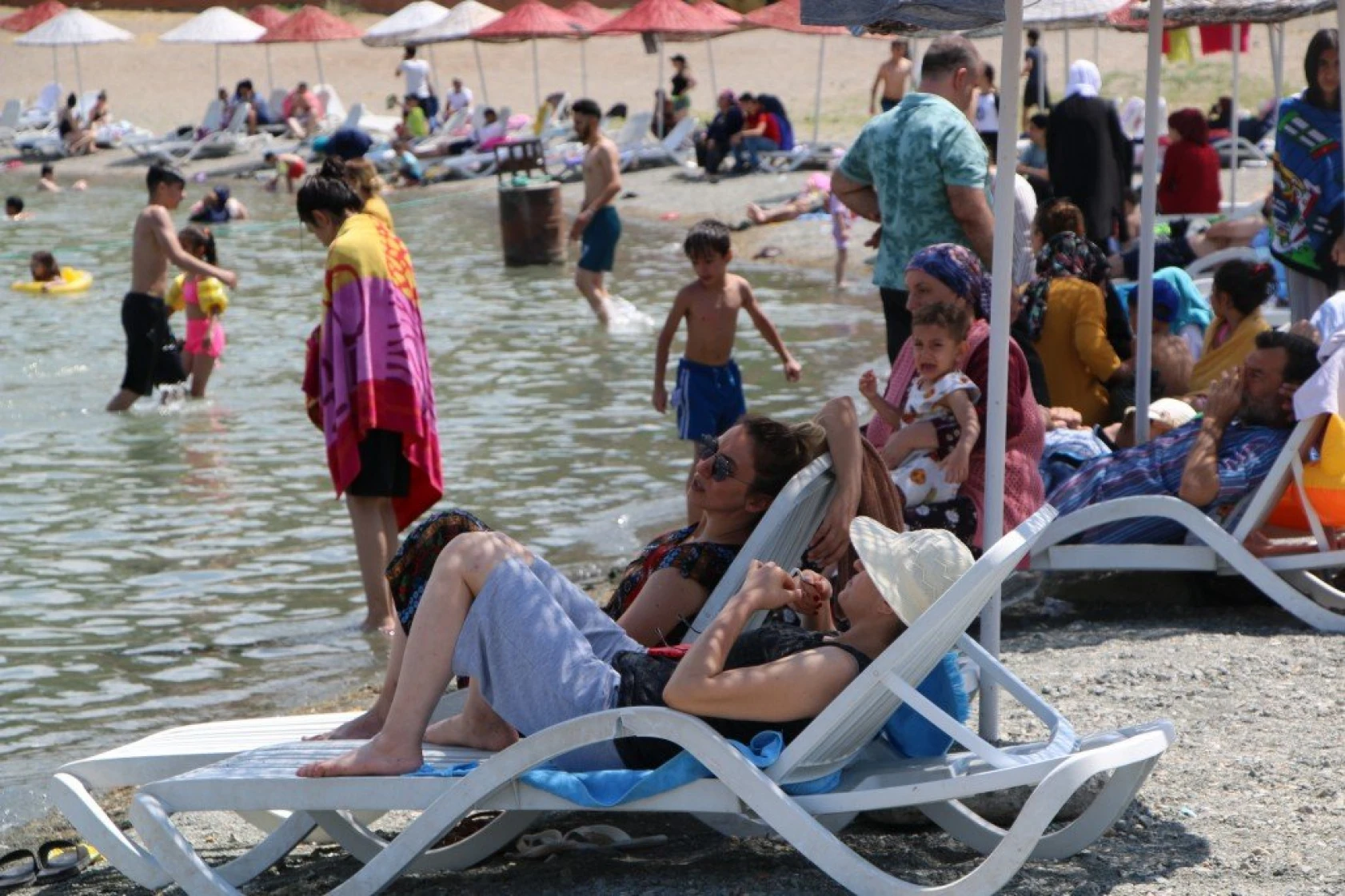 Doğu'nun Gizli Denizi Sivrice Hazar Gölü Tatilcilerin Akınına Uğradı