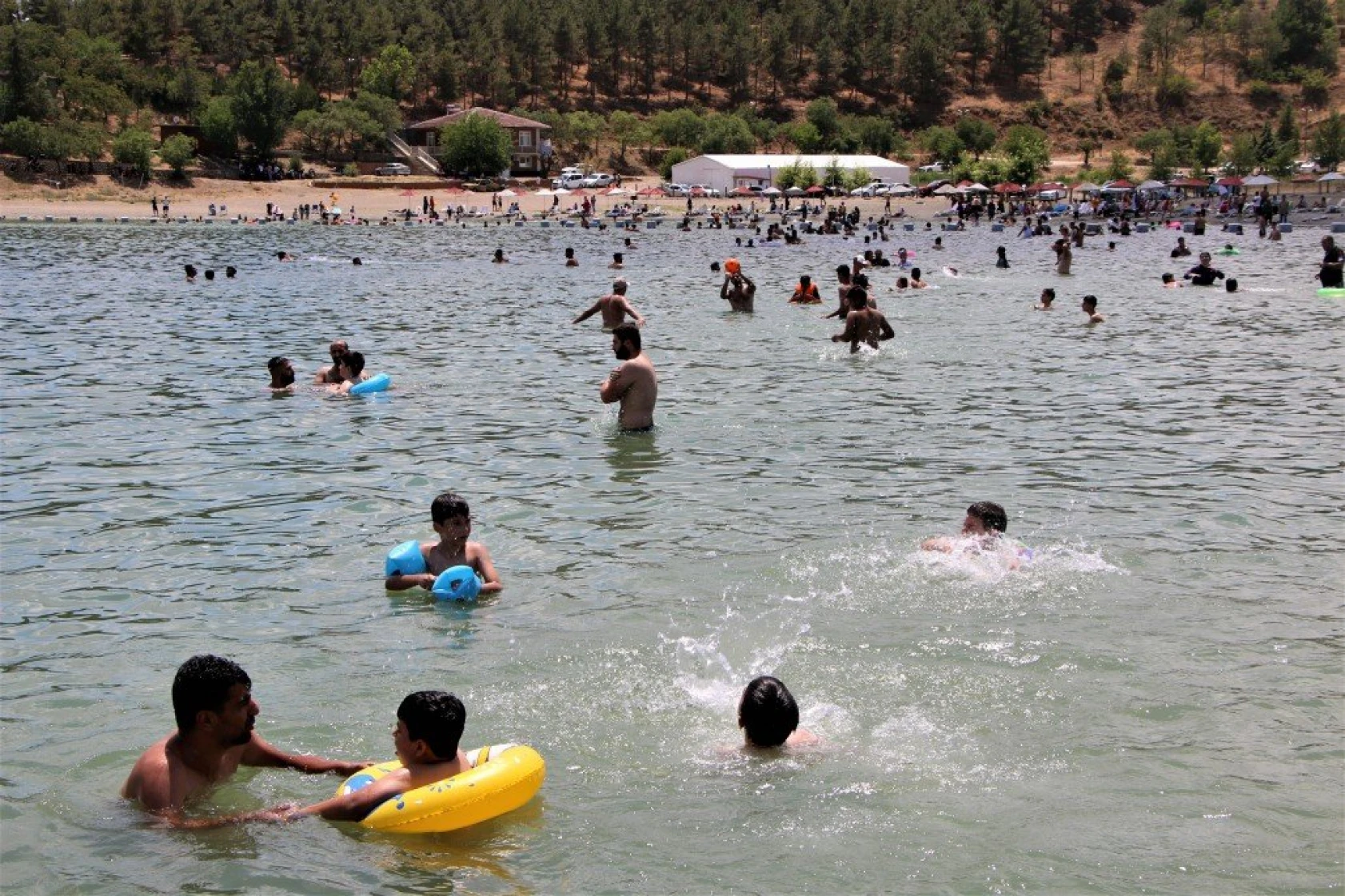 Doğu'nun Gizli Denizi Sivrice Hazar Gölü Tatilcilerin Akınına Uğradı