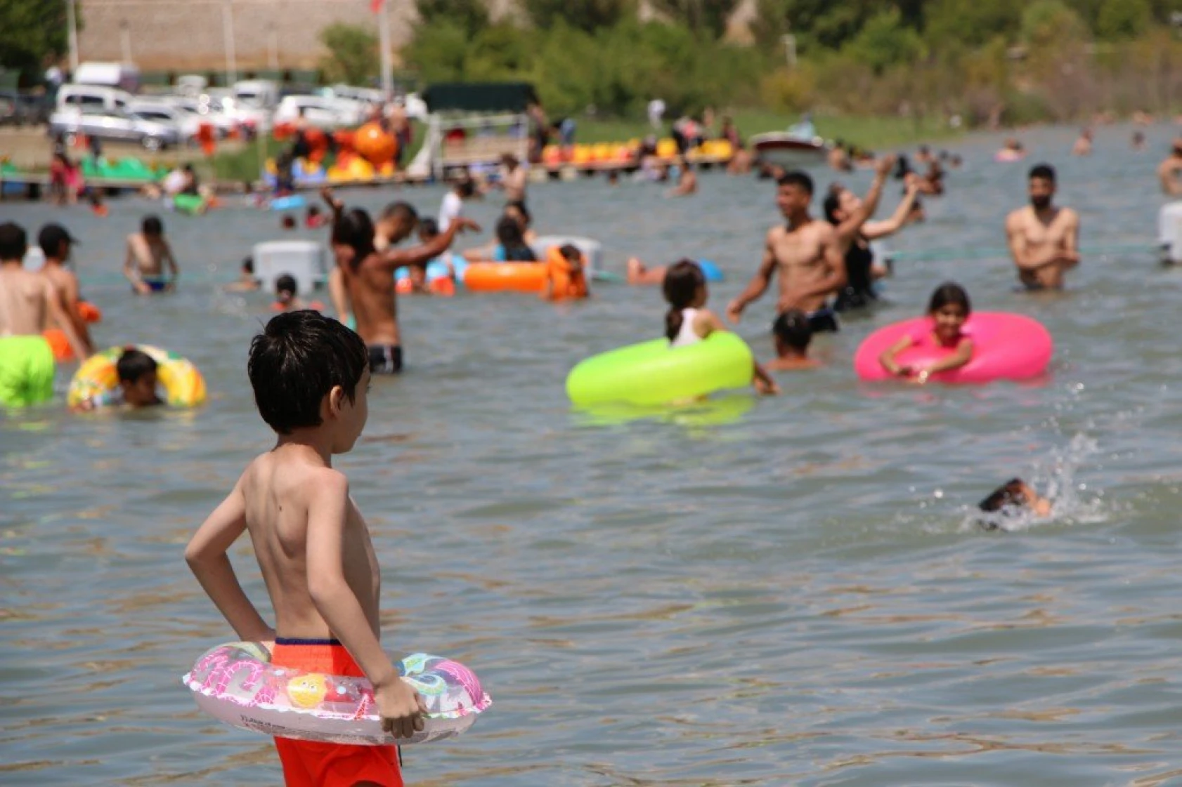 Doğu'nun Gizli Denizi Sivrice Hazar Gölü Tatilcilerin Akınına Uğradı