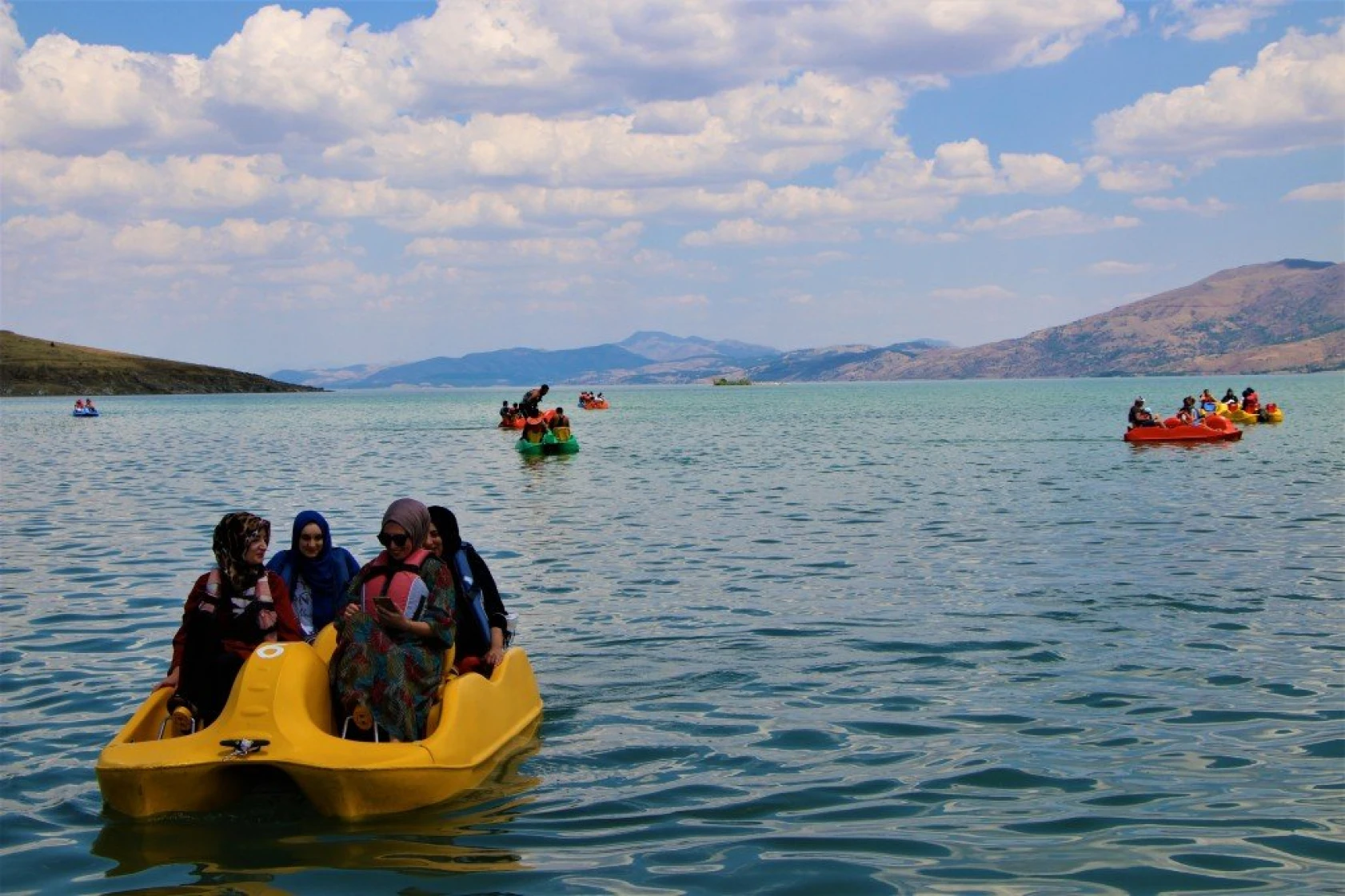 Doğu'nun Gizli Denizi Sivrice Hazar Gölü Tatilcilerin Akınına Uğradı