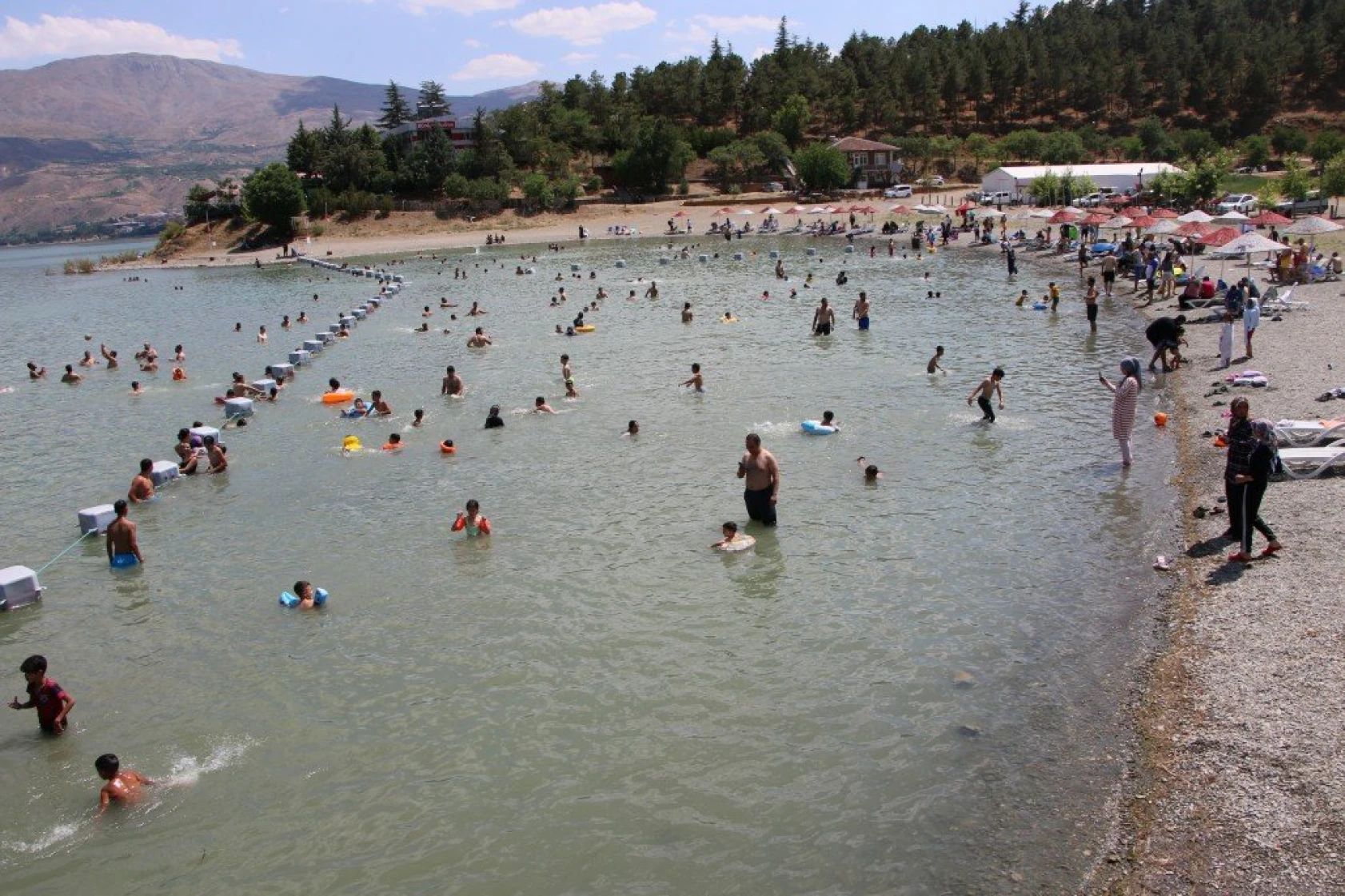 Doğu'nun Gizli Denizi Sivrice Hazar Gölü Tatilcilerin Akınına Uğradı