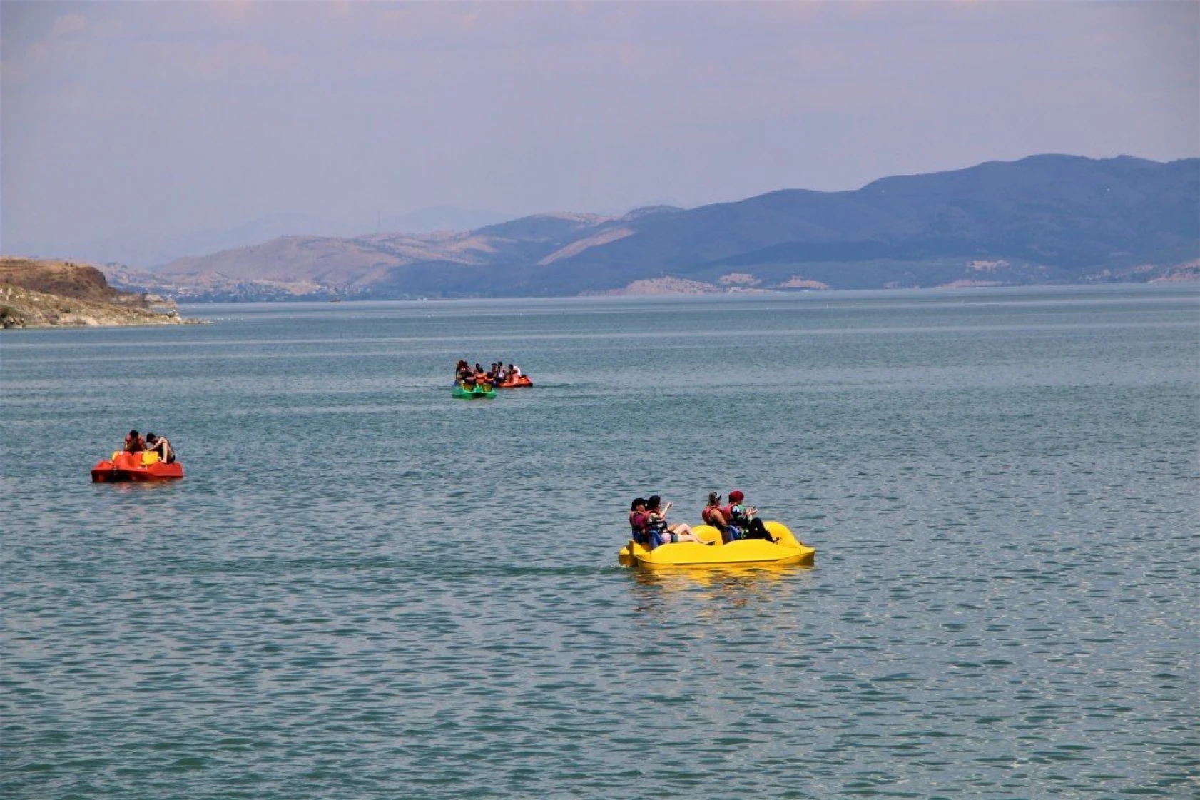 Doğu'nun Gizli Denizi Sivrice Hazar Gölü Tatilcilerin Akınına Uğradı