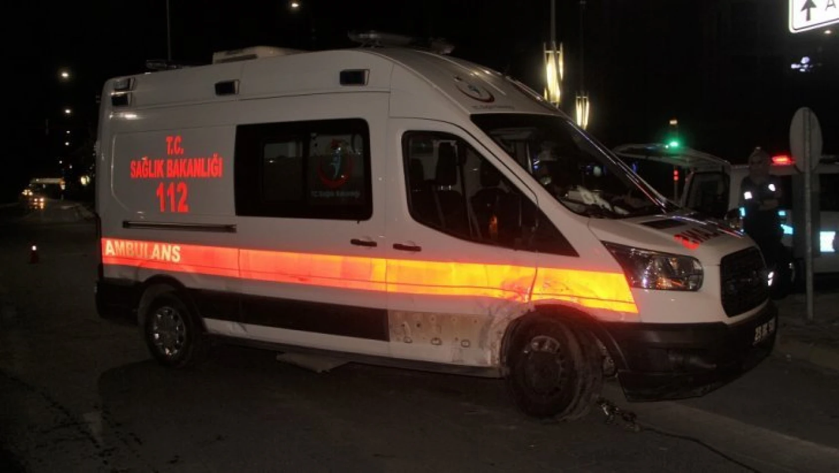 Elazığ'da Otomobil Ambulansa Çarptı, 2 Yaralı
