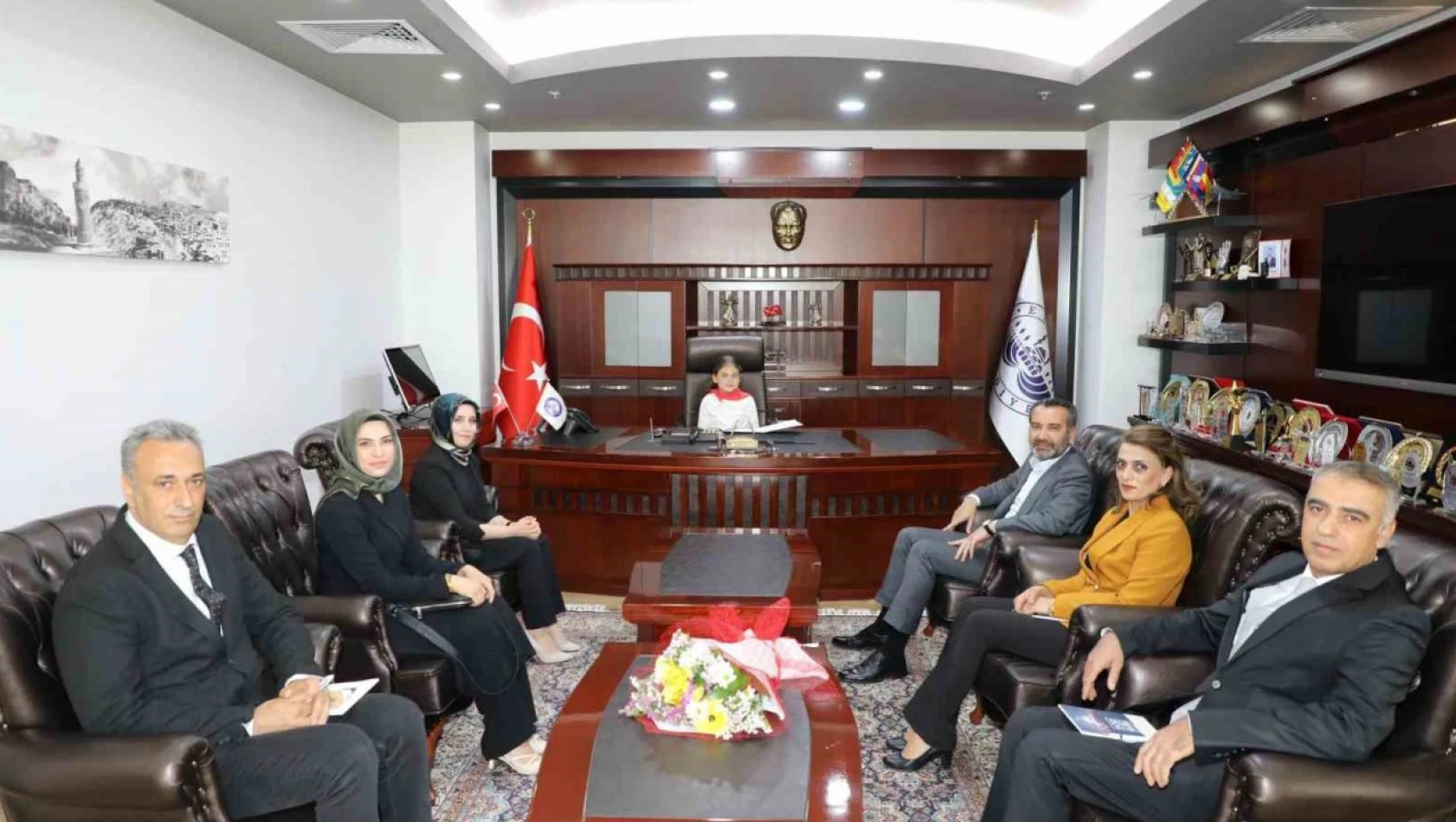 23 Nisanda başkanlık koltuğuna minik Tutar oturdu, talimatını verdi