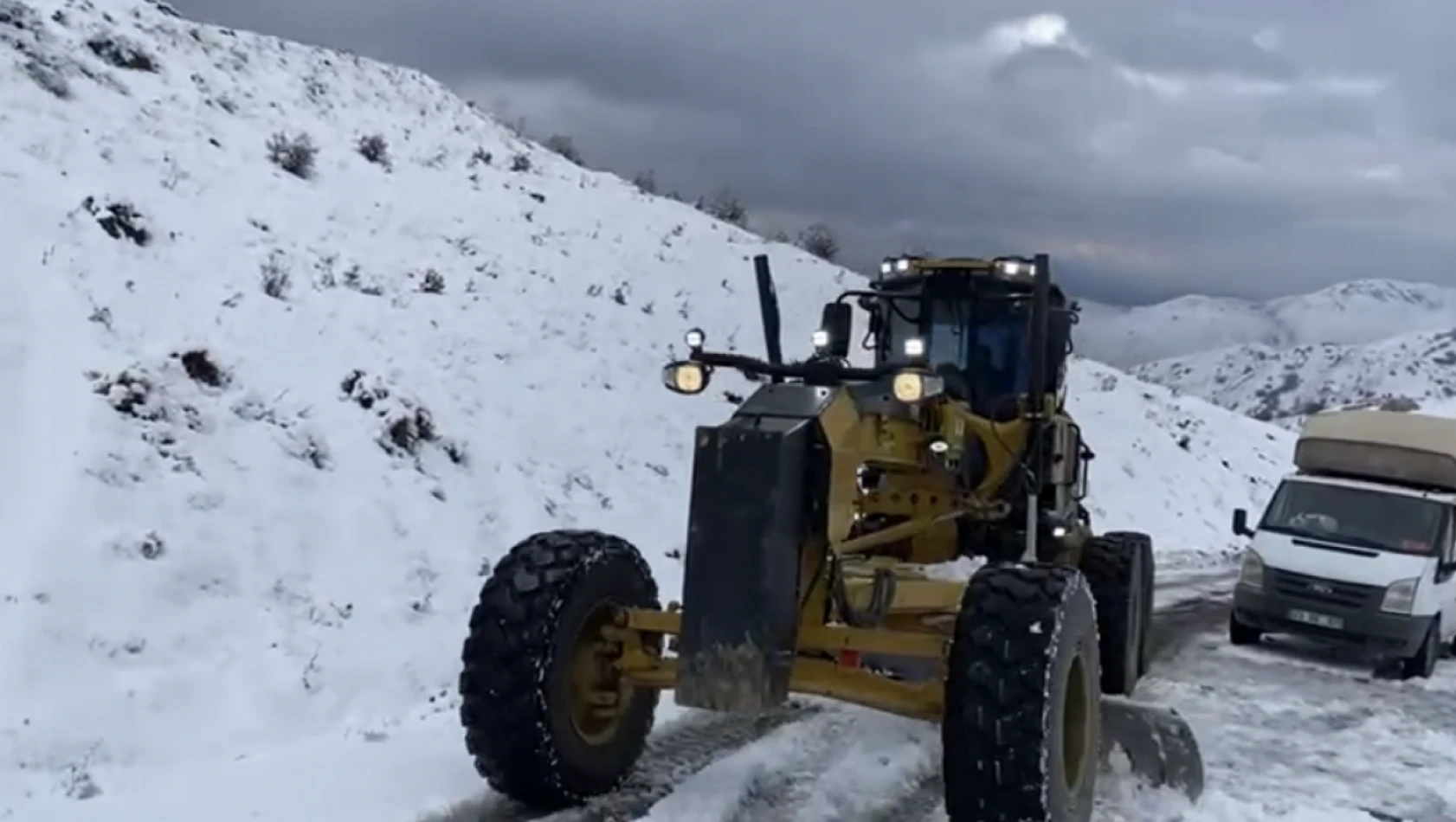 Elazığ'da 111 Köy Yolu Kapandı: Karla Mücadele Sürüyor